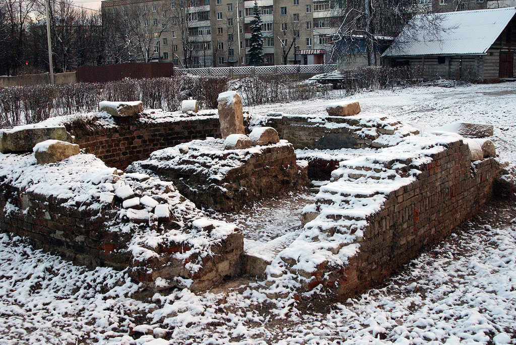 Осенью 2013 г. закончилась многолетняя археологическая эпопея на исторической территории - там, где находится фундамент разрушенной Крестовской Церкви.