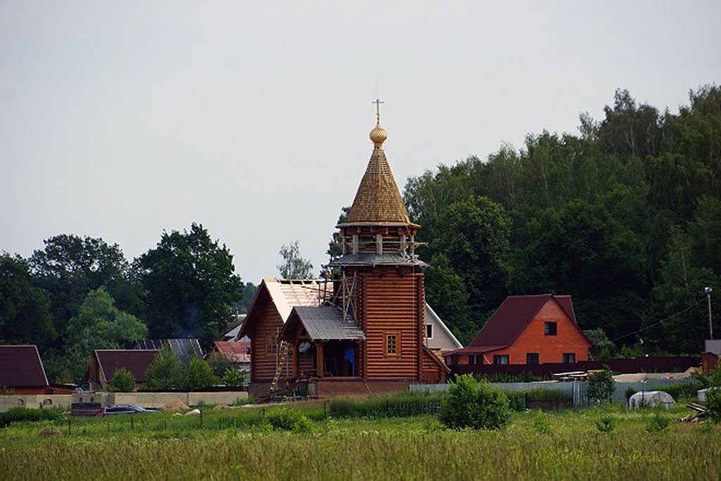 В деревне Корокино Дзержинского района Калужской области располагается Знаменский скит монастыря