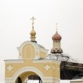 На храм Трех Святителей Калужской Свято-Успенской Тихоновой пустыни были установлены купол и крест