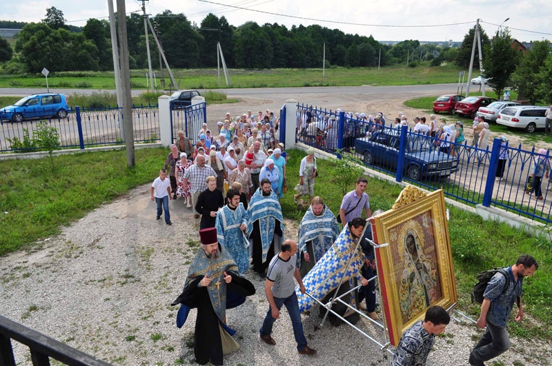 13 июля в 16:00 крестный ход с иконой Калужской Божией Матери прибыл в город Жуков и направился в храм великомученика Георгия Победоносца где был совершен торжественный молебен.