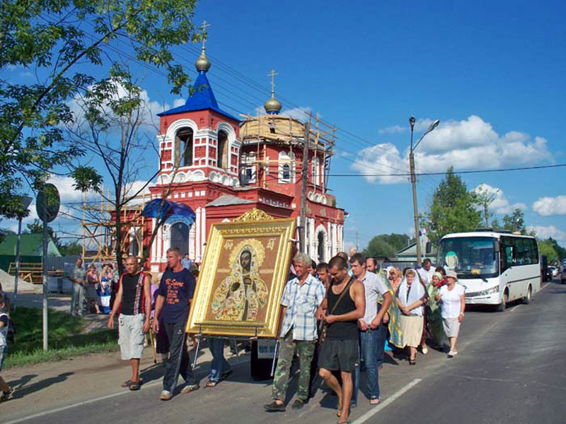 Крестный ход прошел Малоярославец, село Кудиново, и 18 июля прибыл в город Медынь. В 18 часов у Покровского храма икону встречали священнослужители.