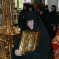 После молебна митрополит Климент поздравил настоятельницу обители игуменью Николаю (Ильину) с 60-летием