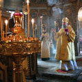 Епископ Людиновский Никита совершил воскресное всенощное бдение в храме Жен Мироносиц Калуги