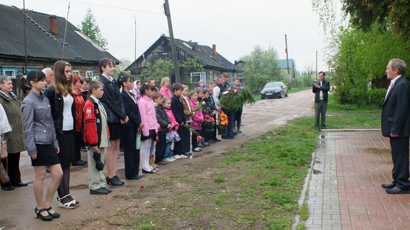 в деревне Дошино в ГБУКО «Медынского Психоневрологического Интерната» прошел концерт посвященный 9 мая, в котором участвовали не только сотрудники, но и сами подопечные. С праздником всех присутствующих поздравил священник Александр Земцов, помощник благочинного по культурной работе