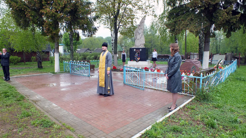 В этот же день в деревне Романово прошел митинг на братской могиле. На нем присутствовали Глава Муниципального Образования Пучков Сергей Борисович, глава сельского поселения Иванов Вячеслав Владимирович, директор Романовской школы Бровкина Надежда Сергеевна и дети обучающиеся в Романовской школе.