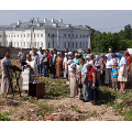 С молебного пения начались строительные работы по воссозданию Преображенского храма на территории музея-усадьбы в Полотняном Заводе