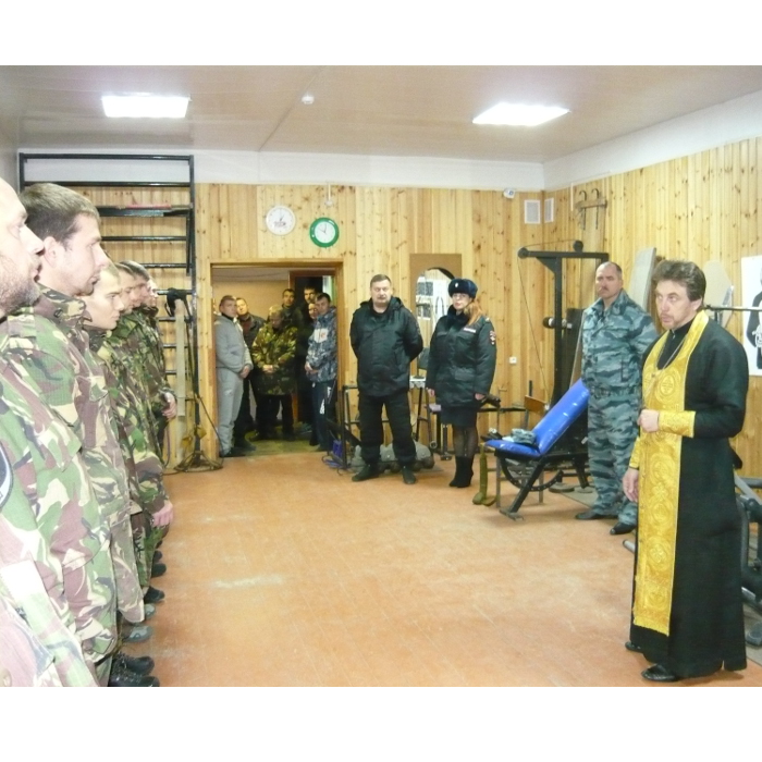 Священник Калужской епархии благословил сотрудников ОМОН