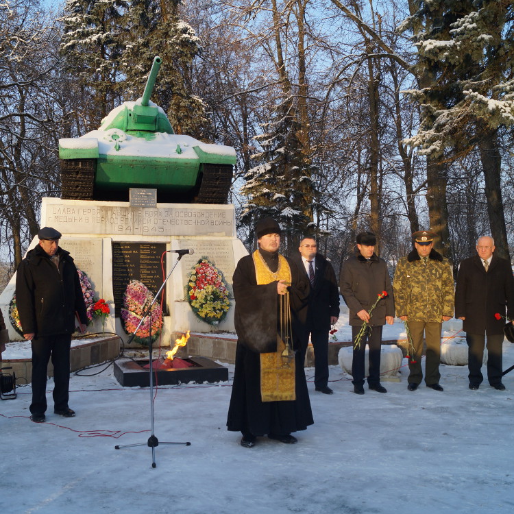 Благочинный Медынского района совершил заупокойную литию у памятника Неизвестному солдату