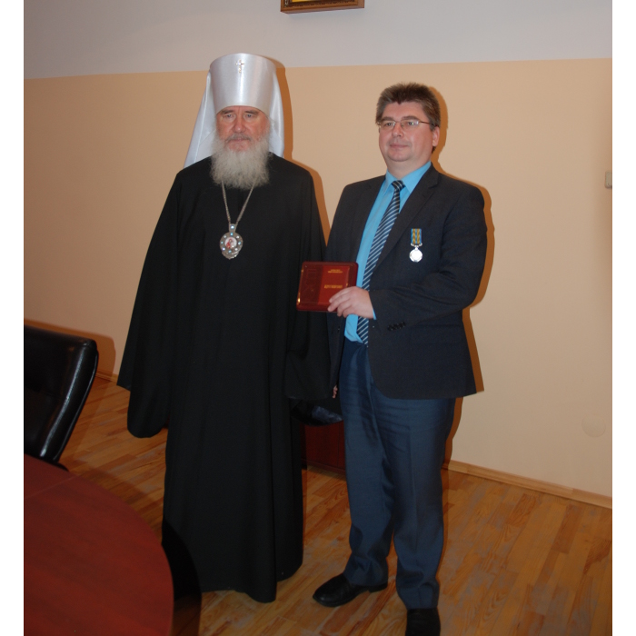 Митрополит Климент наградил директора Калужского областного краеведческого музея медалью