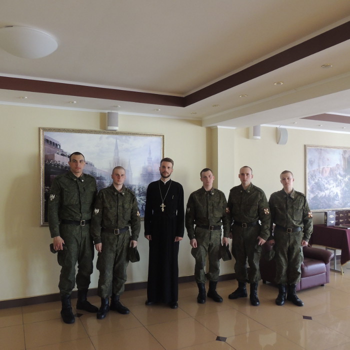 Клирик Калужской епархии поздравил военнослужащих с праздником Пасхи