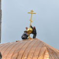 В храме бессребреников Космы и Дамиана отметили Престольный праздник и воздвигли Крест на купол