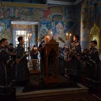 Митрополит Климент совершил утреню Великого Пятка с чтением двенадцати Страстных Евангелий