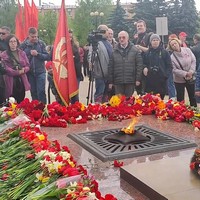 В Калуге в День Победы священнослужители возложили цветы к главному военному мемориалу
