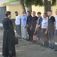 На призывном пункте в Калуге священник напутствовал группу добровольцев