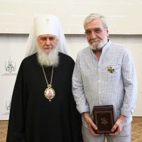 Председатель Издательского совета вручил патриаршую награду Виктору Гуминскому