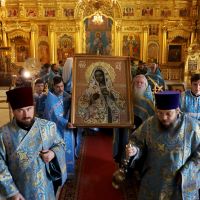 Начался традиционный крестный ход, с Калужской иконой Пресвятой Богородицы, «Помолимся о земле Калужской»