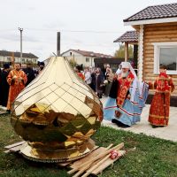 Освящение куполов и креста для строящегося храма в честь святых князей Петра и Февронии Муромских в Кабицыно