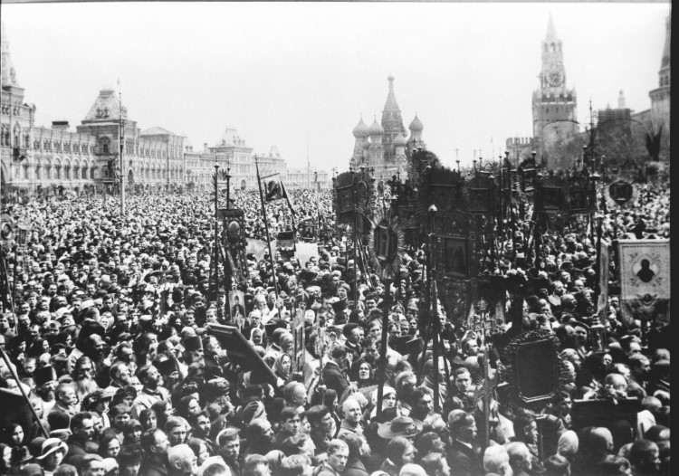 Крестный ход на Красной площади в Москве в 1918 году