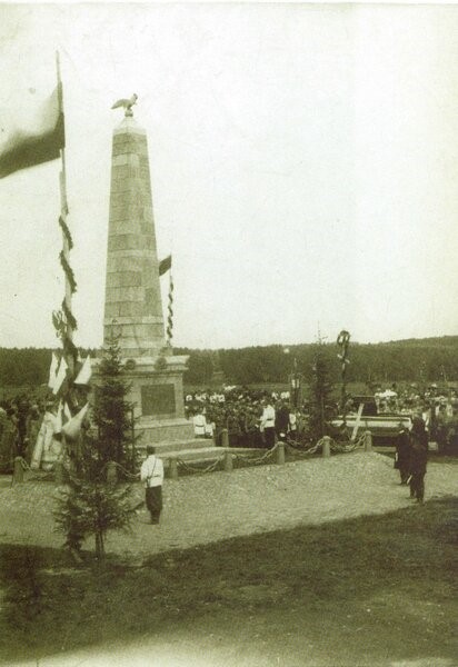 В честь посещения императором Калуги на месте смотра войск 30 июля 1908 года был установлен трехметровый обелиск, увенчанный бронзовым орлом
